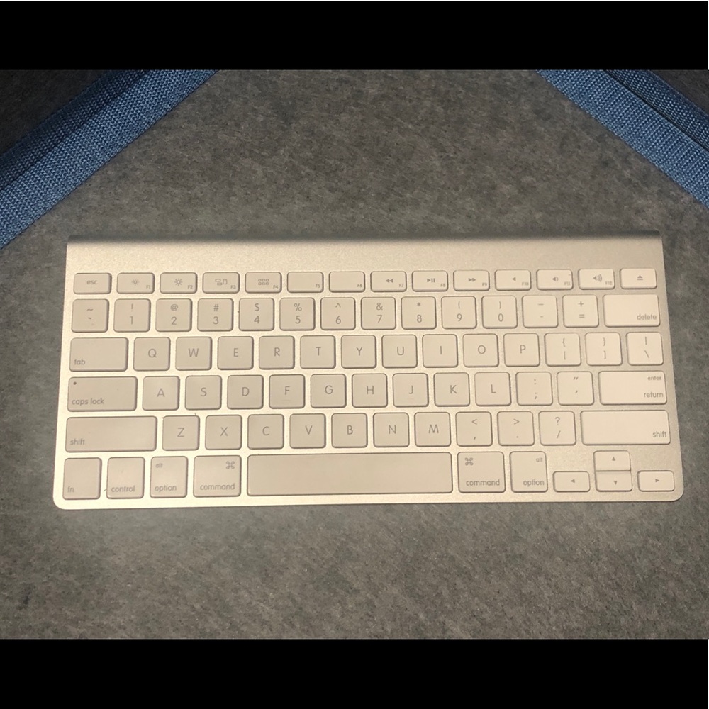 Apple Bluetooth Keyboard (A1314) - used